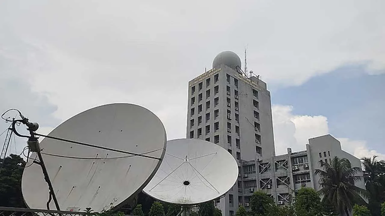 সাগরে লঘুচাপে ৪ বন্দরে সতর্কতা, বৃষ্টি বাড়ার আভাস