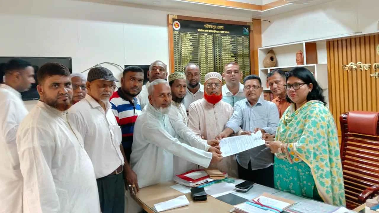 ৭ দফা দাবি বাস্তবায়নে আইনমন্ত্রীর হস্তক্ষেপ চেয়ে স্মারকলিপি দিলেন শরীয়তপুর জেলা দলিল লেখক সমিতি