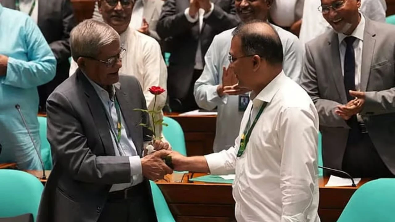 নতুন রাষ্ট্রপতি মির্জা ফখরুলকে লাল গোলাপ দিলেন প্রধানমন্ত্রী, বিরোধী নেতাদের সঙ্গে কোলাকুলি