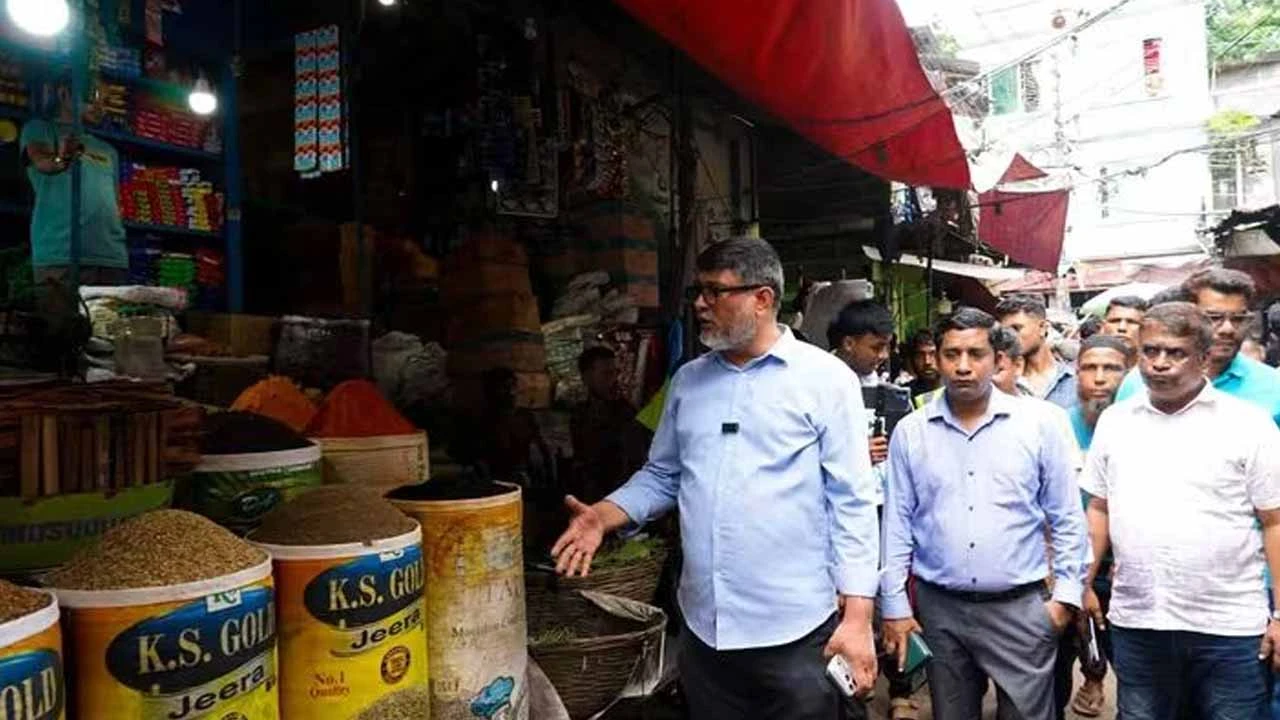 গাঙ্গিনাপাড়ে সড়ক দখল করে ব্যবসা, ময়মনসিংহ সিটি করপোরেশনের অভিযান
