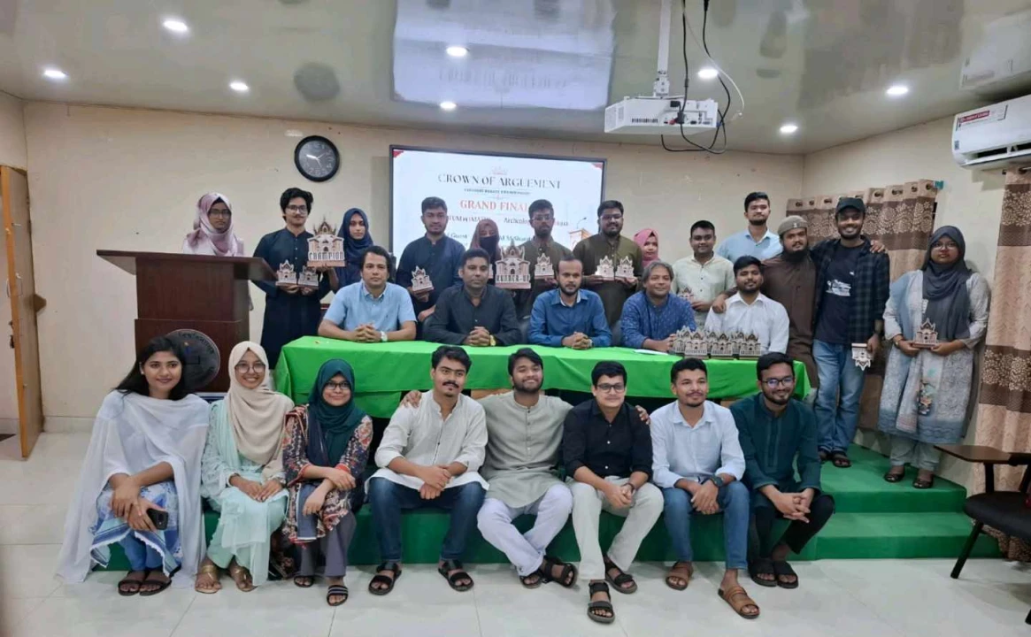কুবিতে ‘ক্রাউন অব আর্গুমেন্ট’ গ্র্যান্ড ফাইনালে চ্যাম্পিয়ন গণিত বিভাগ