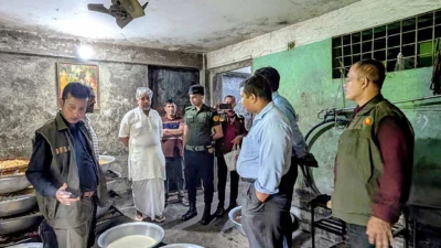ভালুকায় অস্বাস্থ্যকর পরিবেশে মিষ্টি তৈরি, আদি ধামরাই মিষ্টান্ন ভাণ্ডারকে ৩ লাখ টাকা জরিমানা