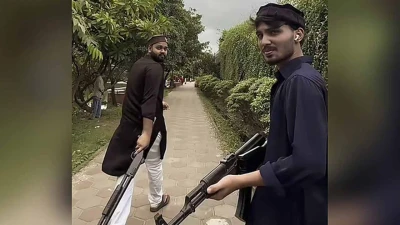 বন্দুক হাতে ২ তরুণের ভিডিও ভাইরাল, ঘটনাটি আসলে কী