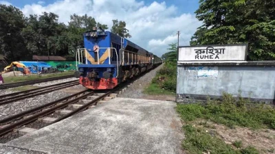 শতবর্ষ পেরুলেও ঠাকুরগাঁওয়ের রুহিয়া স্টেশনে নেই যাত্রী ছাউনি: রোদ-বৃষ্টিতেই চরম দুর্ভোগ