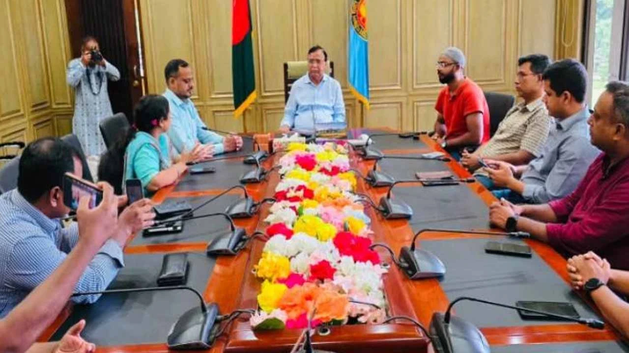 প্রশস্ত ফুটপাতে বসতে পারে হকার : ডিএসসিসি প্রশাসক