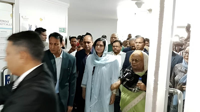 খালেদা জিয়াকে দেখতে হাসপাতালে জুবাইদা রহমান