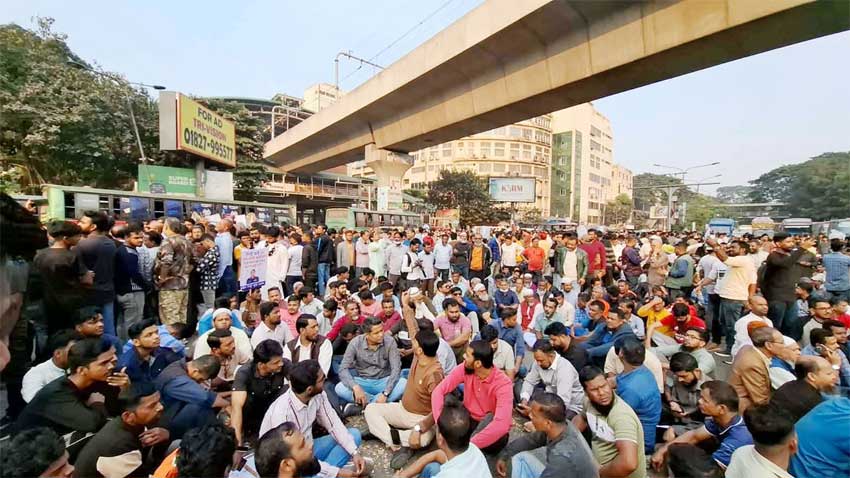 আইজিপির অপসারণ দাবিতে শাহবাগ অবরোধ, যান চলাচল বন্ধ