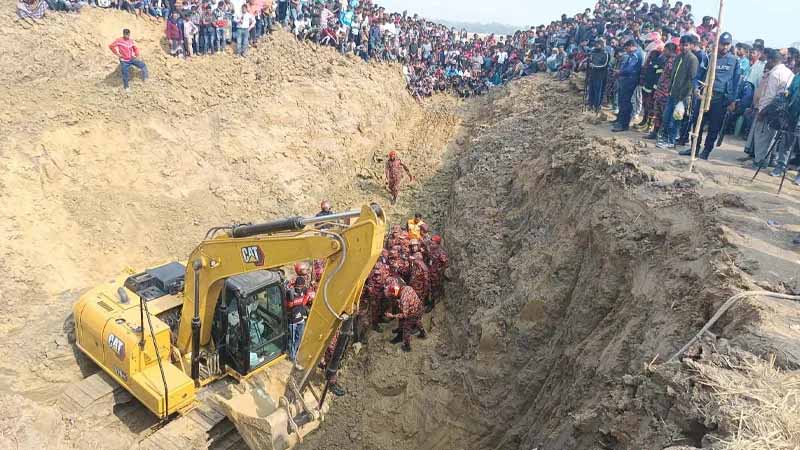 শিশু সাজিদের খোঁজ মেলেনি, ৪৫ ফুটের নিচে যাচ্ছে না ক্যামেরা