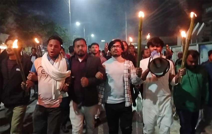 উসমান হাদির উপর হামলার প্রতিবাদে গাইবান্ধায় মশাল মিছিল
