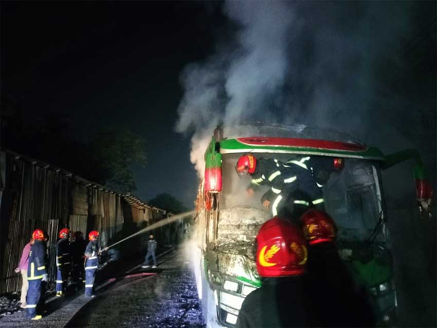 টঙ্গীতে পার্কিং করা বাসে অগ্নিকাণ্ড