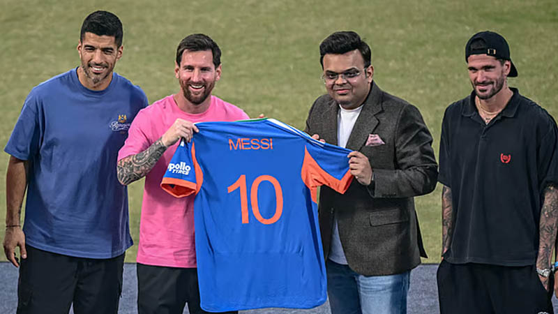মেসির হাতে টি-২০ বিশ্বকাপের টিকিট তুলে দিলেন আইসিসি চেয়ারম্যান