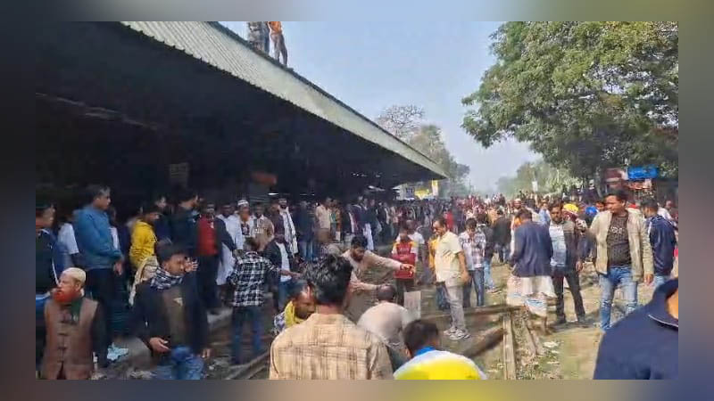 ট্রেন আটকে বিক্ষোভ সমাবেশ করলেন ইকবালের সমর্থকেরা