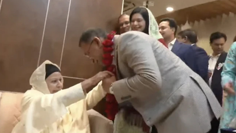 ফুলের মালায় তারেক রহমানকে বরণ করলেন শাশুড়ি