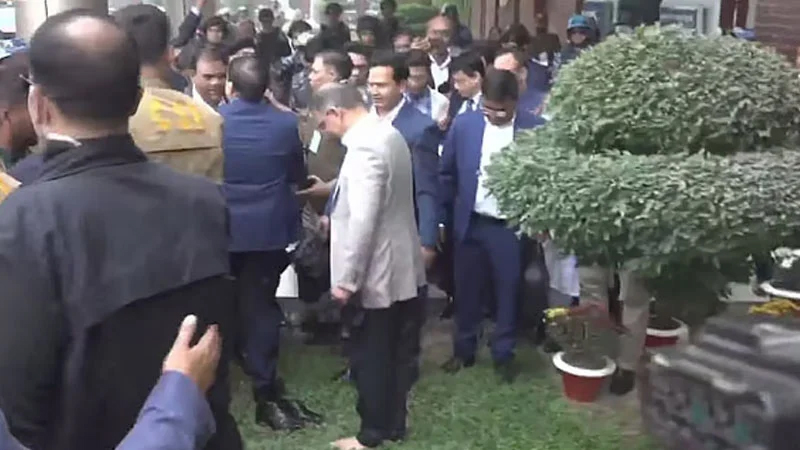 খালি পায়ে তারেক রহমান, হাতে তুলে নিলেন একমুঠো মাটি