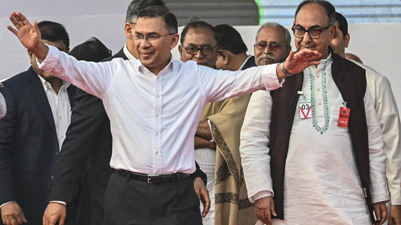 গণসংবর্ধনা মঞ্চে উঠলেন তারেক রহমান