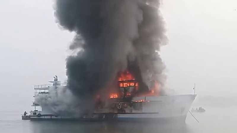 সেন্টমার্টিনগামী পর্যটন জাহাজে আগুন