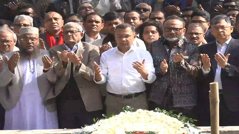 হাদির কবর জিয়ারত করলেন তারেক রহমান, যাচ্ছেন ইসিতে
