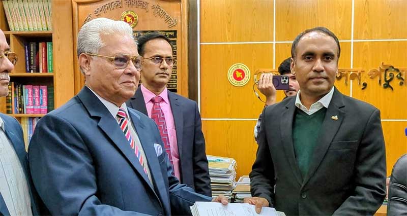 মনোনয়নপত্র জমা দিলেন সাবেক মন্ত্রী আলতাফ হোসেন চৌধুরী
