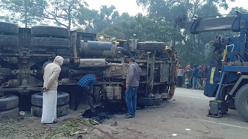 পুঠিয়ায় বাজারে বালুবাহী ট্রাক উল্টে নিহত ৪