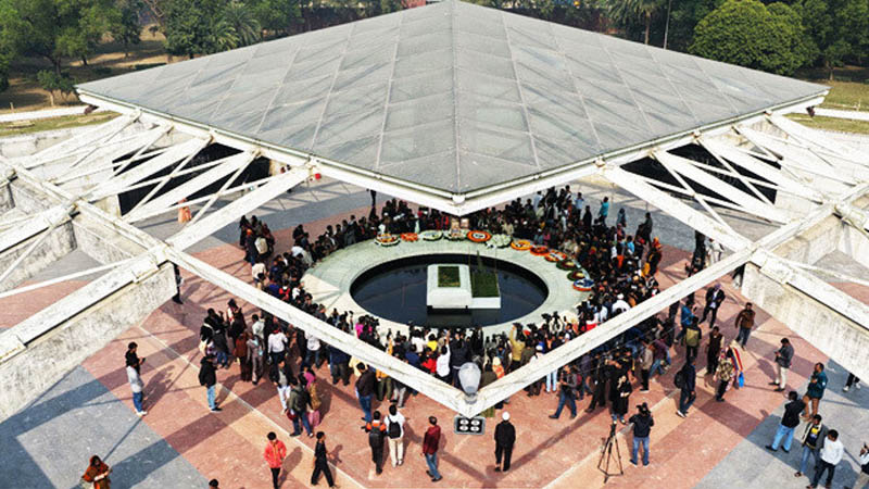 উন্মুক্ত হলো খালেদা জিয়ার সমাধিস্থল, জনসাধারণের ভিড়