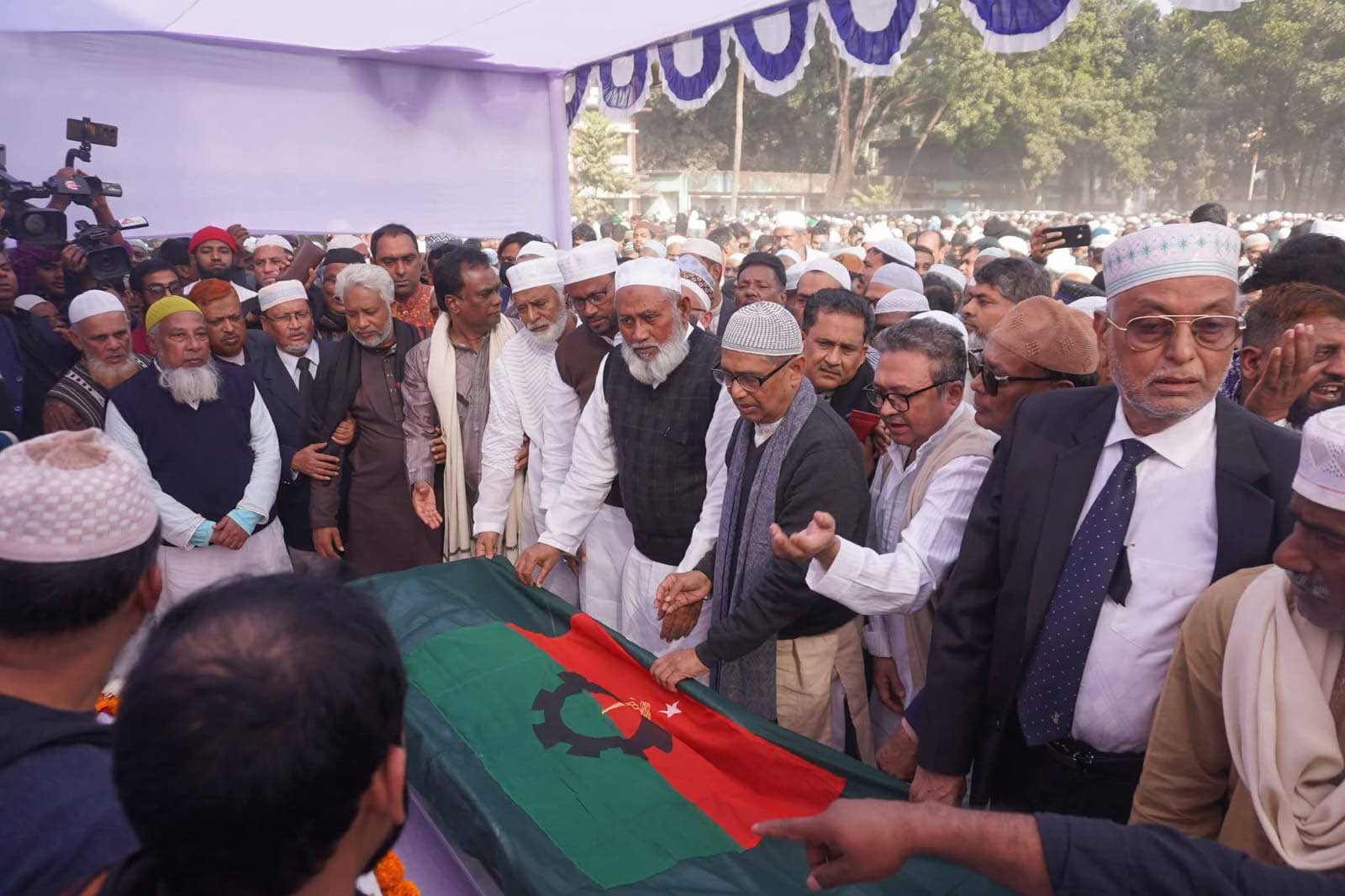 টাঙ্গাইলে সাবেক স্বরাষ্ট্রমন্ত্রী মাহমুদুল হাসানের জানাজা ও দাফন সম্পন্ন