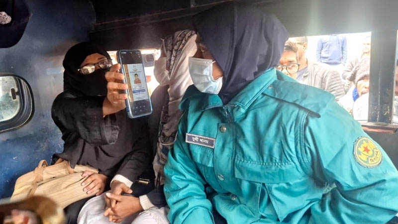 শিবিরের ভিপি প্রার্থীর স্ত্রীকে পুলিশে দিল ছাত্রদল