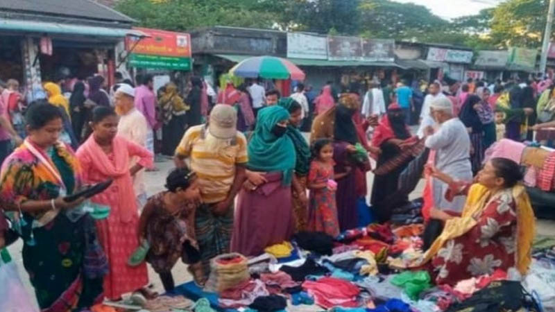 ঘোড়াশাল বাজারে জমে উঠেছে শীতবস্ত্রের কেনাকাটা
