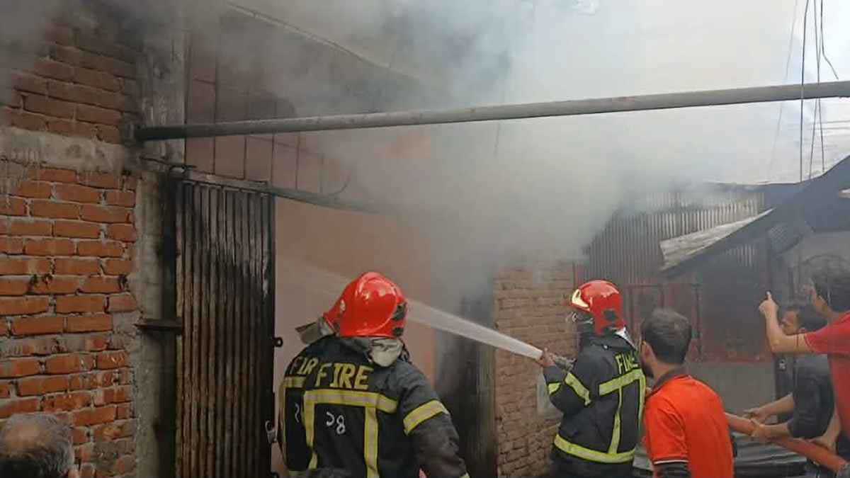 গাজীপুরে ঝুট গুদামে আগুন, এক ঘণ্টার চেষ্টায় নিয়ন্ত্রণে