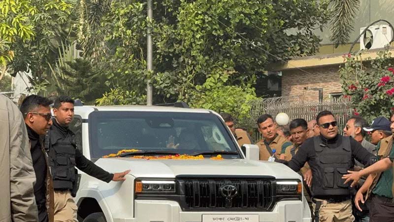 হঠাৎ এসে তারেক রহমানের গাড়িতে পোস্টার সাঁটিয়ে লাপাত্তা বাইকার