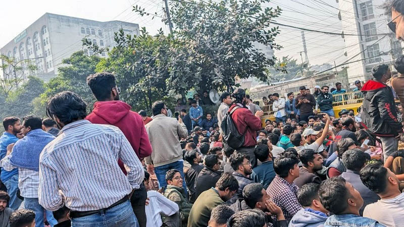 নির্বাচন কমিশনের সামনে ছাত্রদলের অবস্থান