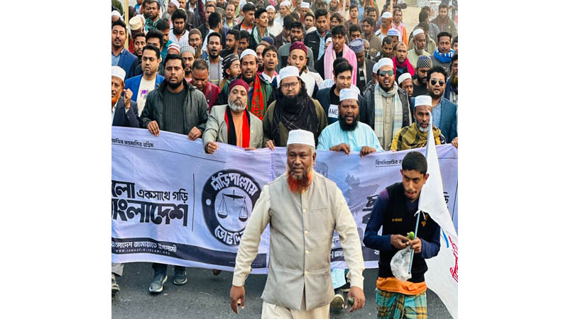 মানসিক ভারসাম্যহীন যুবককে আগলে নিয়ে প্রশংসায় জামায়াতের এমপি প্রার্থী