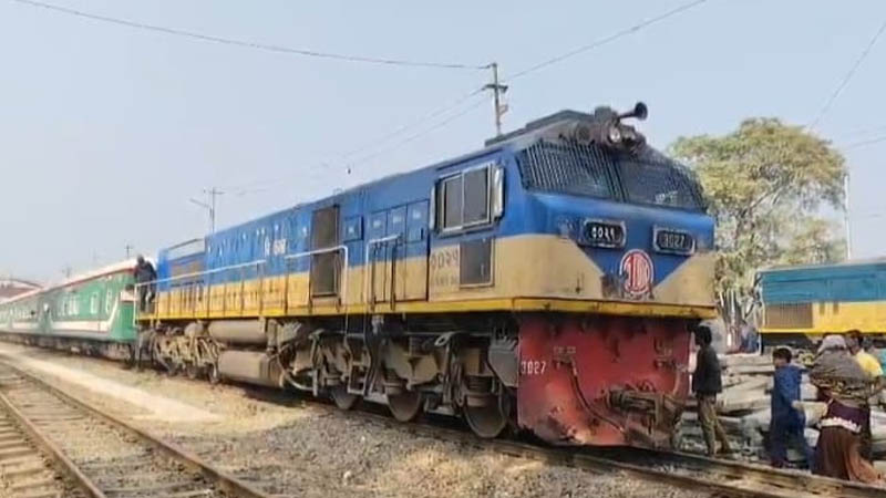 সাড়ে ৮ ঘন্টা বন্ধ থাকার পর ঢাকা-সিলেট-চট্টগ্রাম রুটে ট্রেন চলাচল স্বাভাবিক