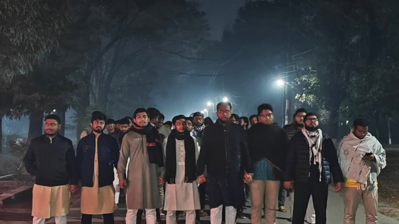 বিএনপির হামলায় জামায়াত নেতা হত্যার প্রতিবাদে জাবি শিবিরের বিক্ষোভ মিছিল