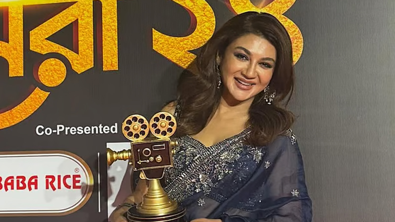 সেরা অভিনেত্রীর পুরস্কার পেলেন জয়া