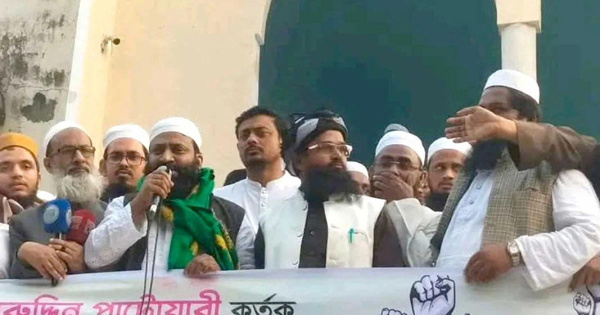 নিজের বিরুদ্ধে ডাকা বিক্ষোভে হাজির হয়ে চমকে দিলেন পাটওয়ারী