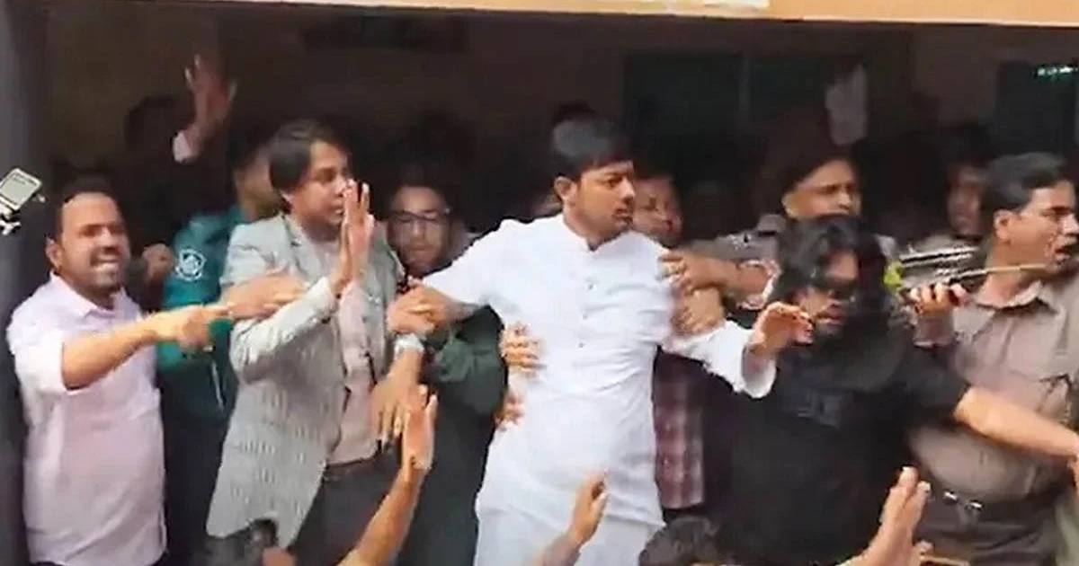 নাসীরুদ্দীন পাটওয়ারীকে ভোটকেন্দ্রে অবরুদ্ধ করার অভিযোগ