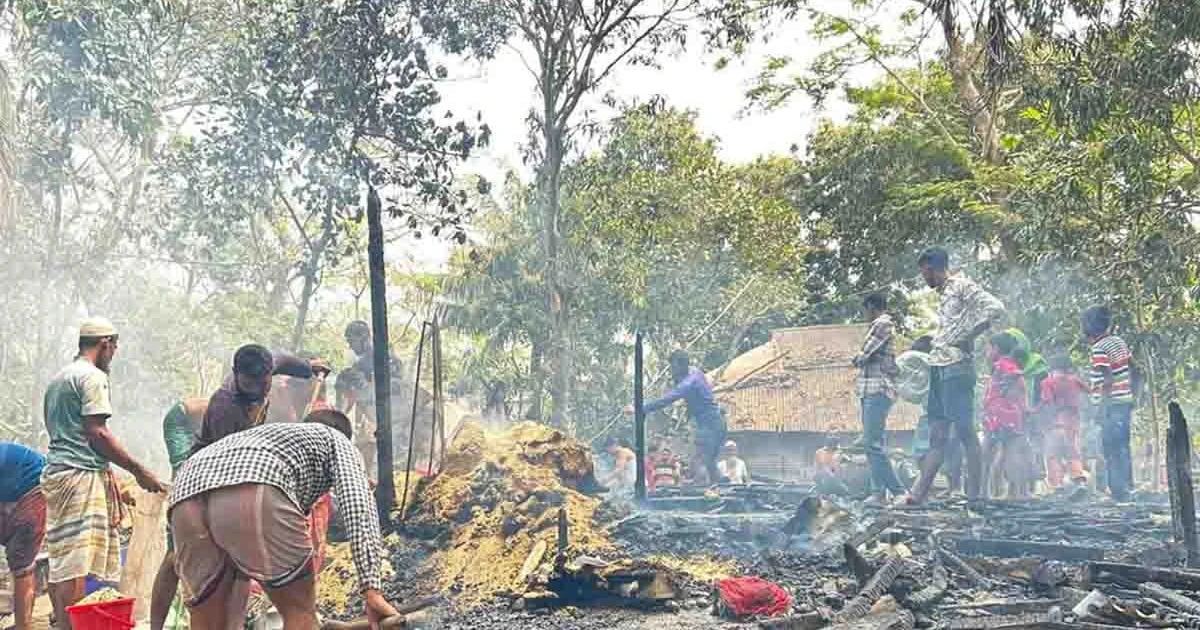 রাঙ্গাবালীতে বৈদ্যুতিক আগুন: পুড়ছে দুটি বসতঘর, নিঃস্ব পরিবার  ‎