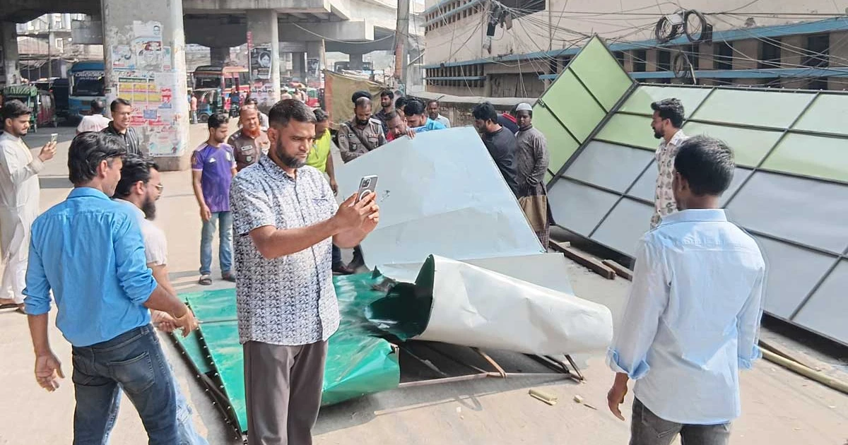 টঙ্গী স্টেশন রোডে ফুটপাত দখল করে কথিত ‘অফিস’ ভাঙচুর; যুবক আটক