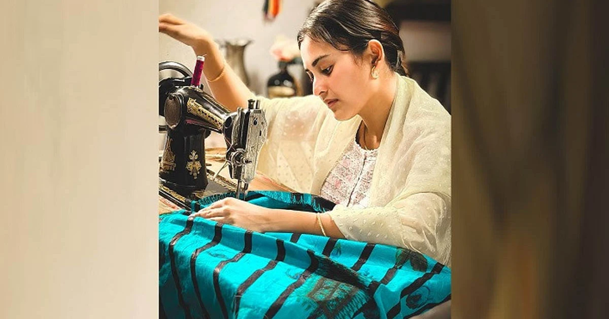 সেলাই মেশিনে ব্যস্ত তটিনী, ভক্তরা বলছেন ‘নতুন শাবানা’