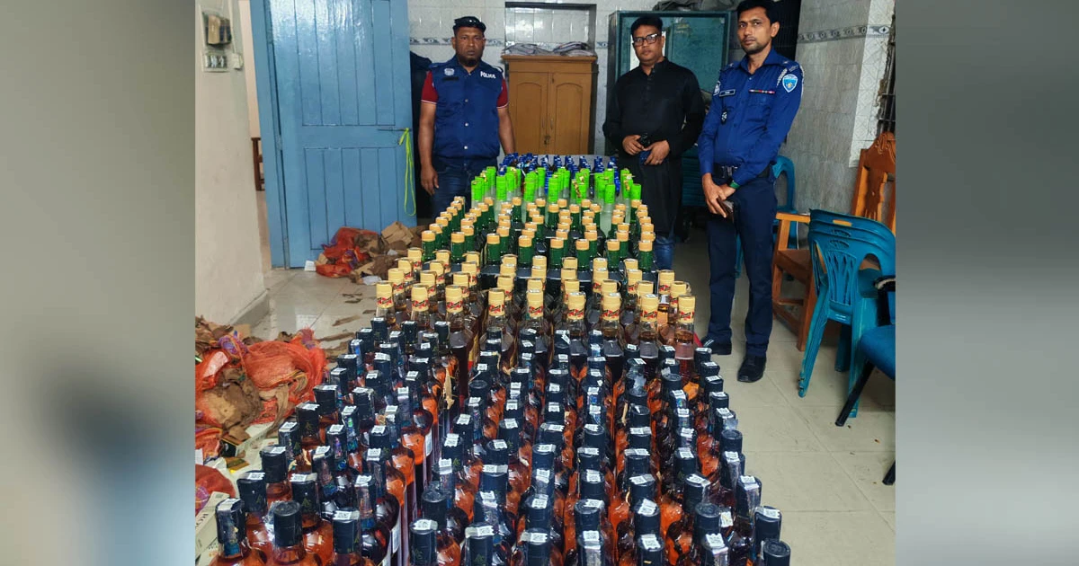 বাঞ্ছারামপুরে পুলিশের অভিযানে পিকআপ থেকে ৩৮৯ বোতল ভারতীয় মদ উদ্ধার