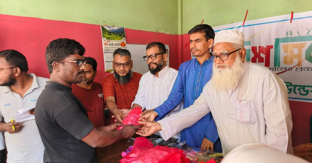 টাঙ্গাইল শহরে ছিন্নমূল মানুষের মাঝে ঈদ উপহার পোশাক বিতরণ