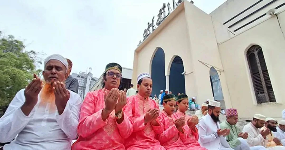 ঈদের মোনাজাতে যুদ্ধ বন্ধের প্রার্থনা