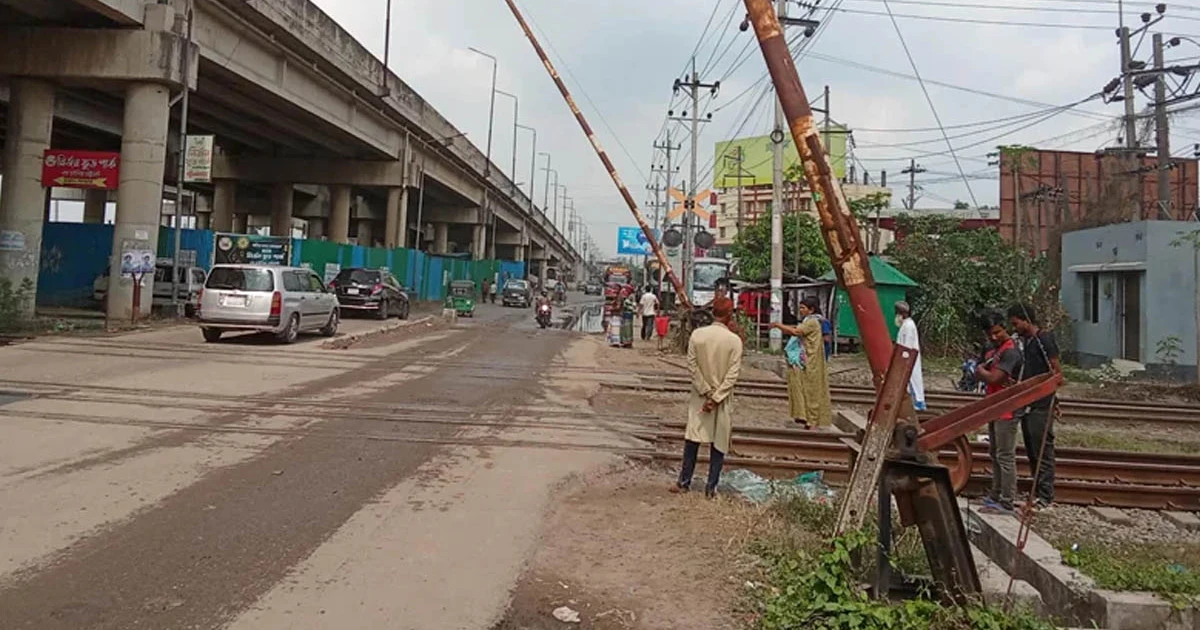 পালিয়েছেন গেটম্যান, দু’জন সাময়িক বরখাস্ত
