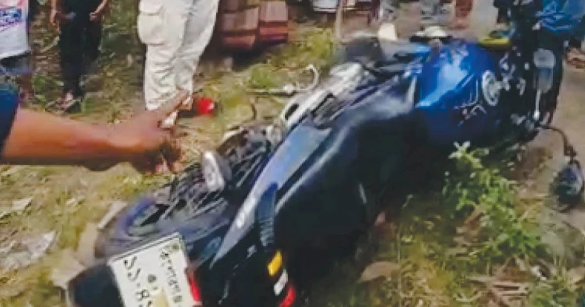 নিয়ন্ত্রণ হারিয়ে পিকআপের নিচে মোটরসাইকেল, নিহত ৩