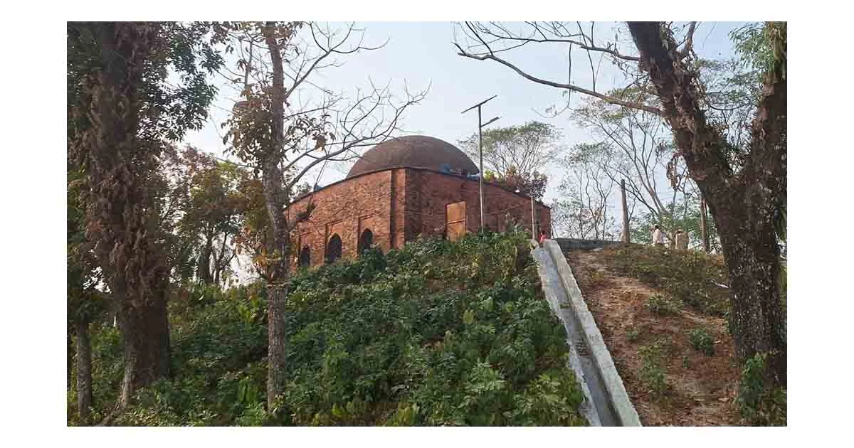 ‘পরীর মসজিদ’ স্থাপত্যশৈলীতে মুগ্ধ দর্শনার্থীরা