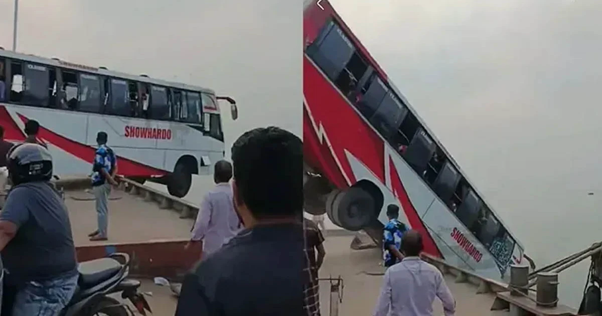 যাত্রীবাহী বাস তলিয়ে গেল পদ্মা নদীর ৩০ ফুট গভীরে