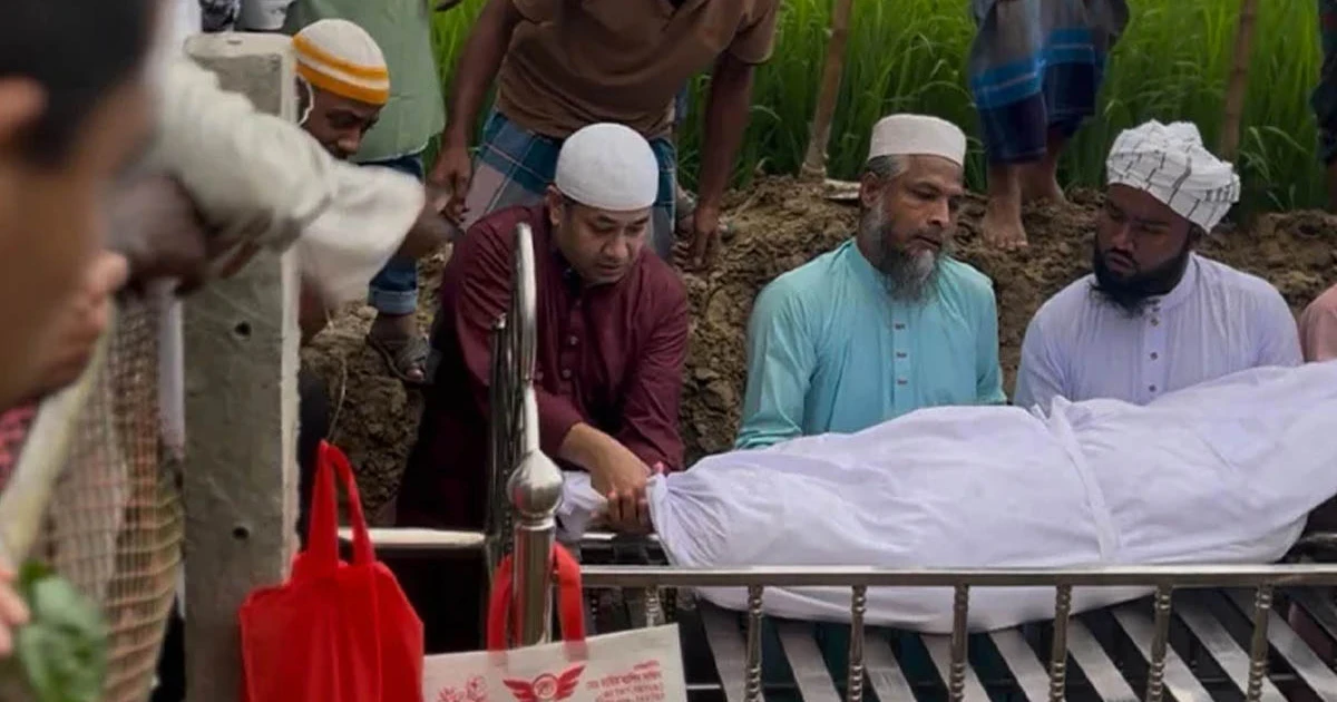 ময়মনসিংহে যাত্রাপথে গাড়ি থামিয়ে স্থানীয় ব্যক্তির দাফনে অংশ নিলেন তথ্য প্রতিমন্ত্রী