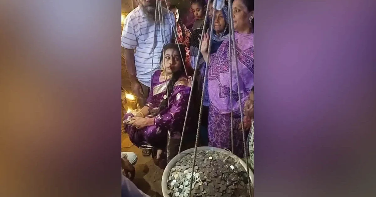 নাতনিকে দাঁড়িপাল্লায় তুলে সমান ওজনে ধাতব মুদ্রা দিলেন নানা
