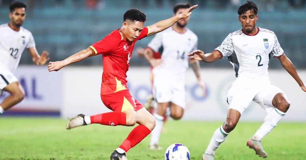 সুযোগ নষ্টের মাশুল: ১-০ ব্যবধানে পিছিয়ে বিরতিতে বাংলাদেশ