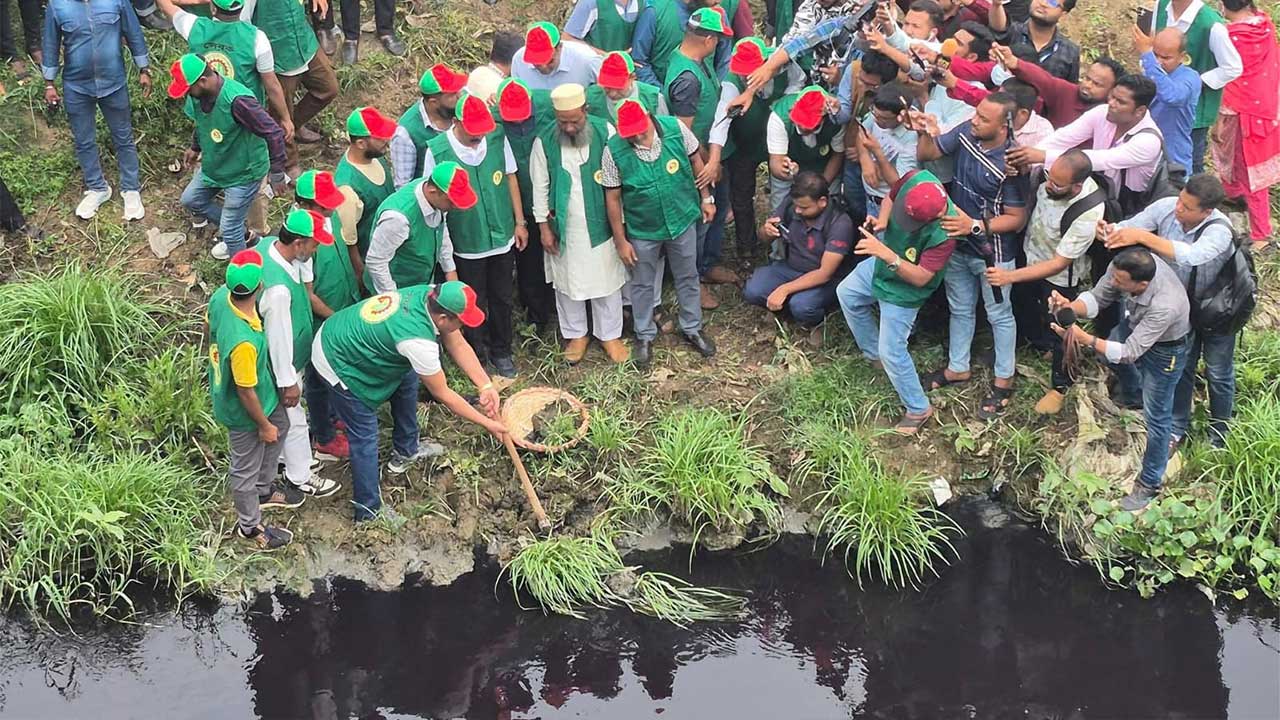 চিলাই খাল খনন কর্মসূচির উদ্বোধন করলেন গাজীপুর সিটি কর্পোরেশনের প্রশাসক